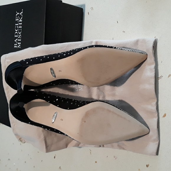 NIB Badgely Mischka EMI pumps in black - Picture 5 of 16